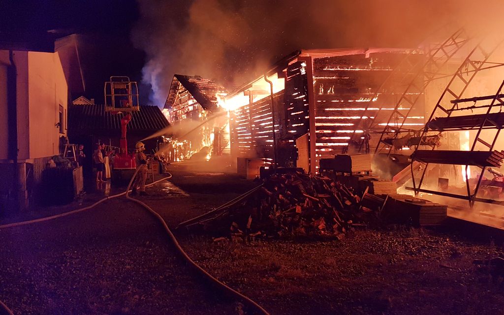 Löscharbeiten zwischen dem Brandobjekt und einem Wohnhaus auf der Südseite